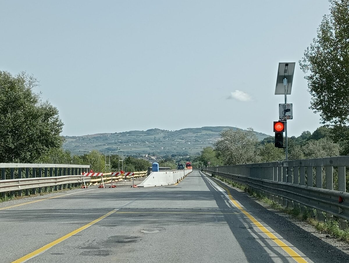 Immagine del semaforo per restringimento carreggiata per lavori su viadotto della SS 372 Telesina tra gli svincoli di Paupisi e Ponte ad ottobre 2023