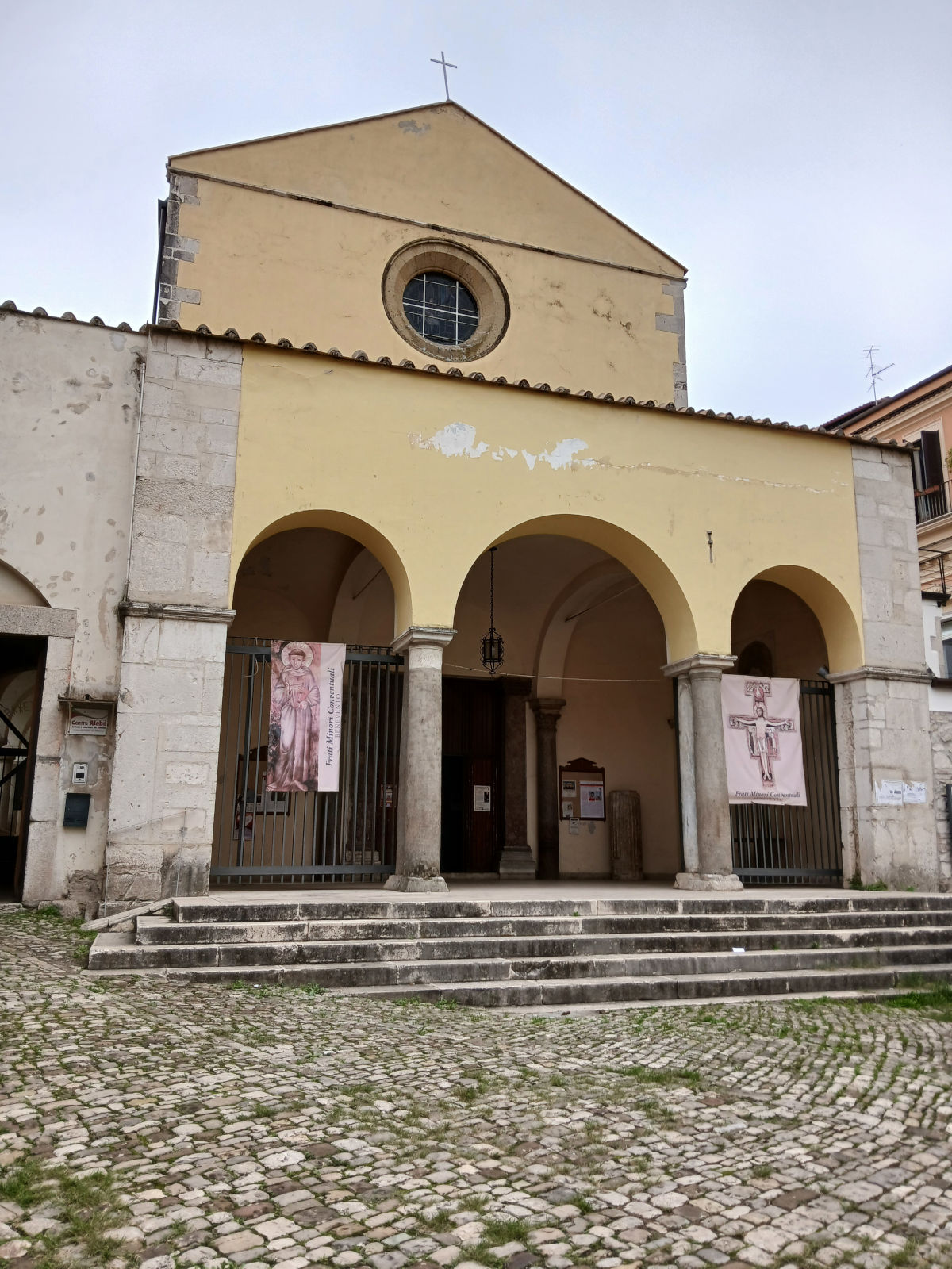 Facciata della chiesa conventuale del Convento di San Francesco dei Frati Minori Conventuali in piazza Dogana a Benevento